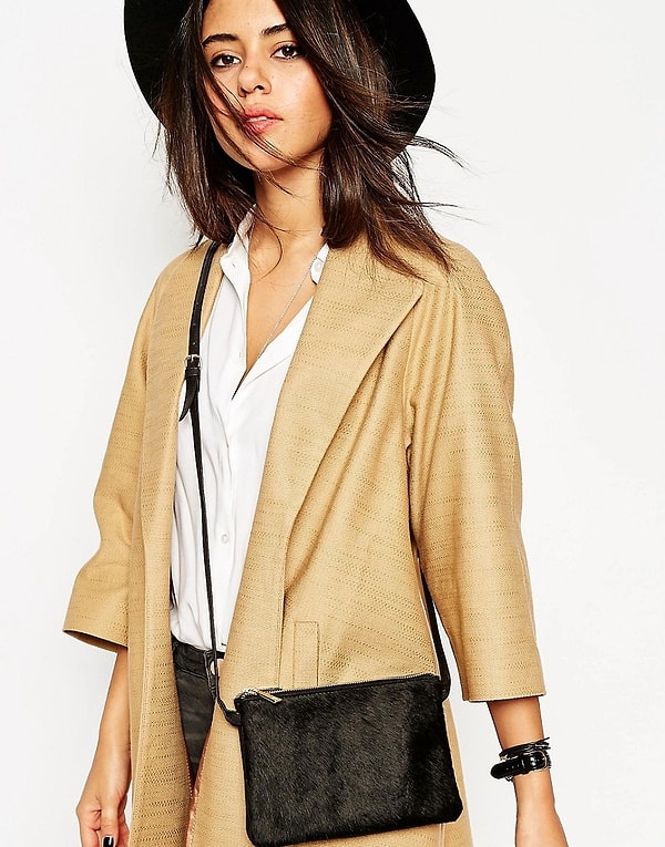 16. Сумка через плечо не выглядит так, будто делит ваше тело пополам