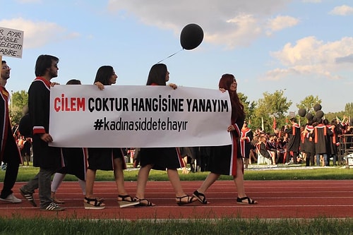 Bir ODTÜ Klasiği: İnce Taşlamalarıyla Mezuniyet Törenine Anlam Katan 73 Pankart