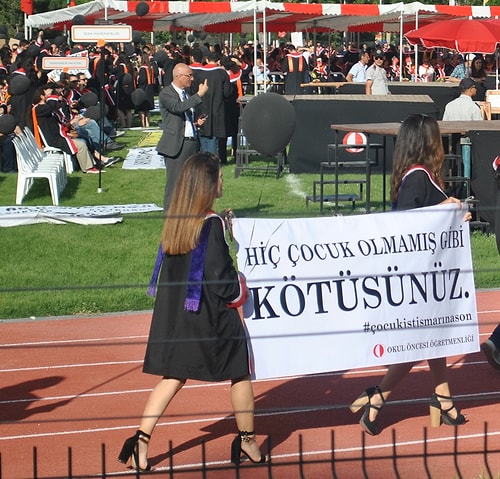 Bir ODTÜ Klasiği: İnce Taşlamalarıyla Mezuniyet Törenine Anlam Katan 73 Pankart