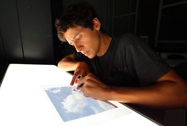Martín Feijoó çektiği fotoğrafların üstünde çizim yaparak bulutlara yeniden hayat veriyor.