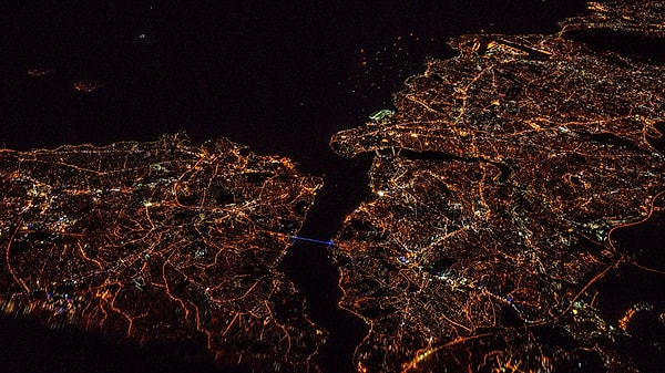 12. Пролив Босфор и город Стамбул во время полета из Варшавы в Тель-Авив, Израиль