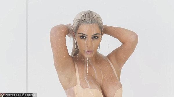 ‘Orta yaşlı seksi kadın’ anlamına gelen parçanın klibinde ABD’li reality şov yıldızı Kim Kardashian süt banyosu yaptı.