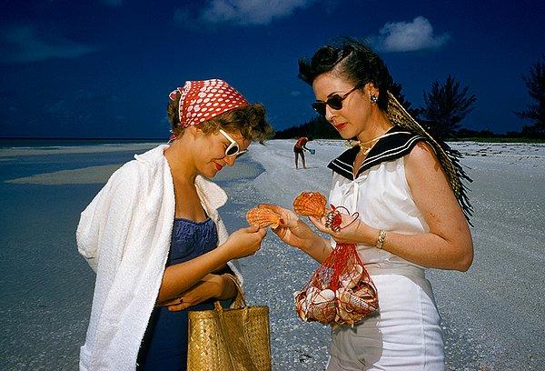 6. Sanibel Adası sahillerinden birinde deniz kabuğu toplayan iki kadın.