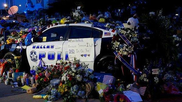 Dallas'ta ise önceki geceki protestolar sırasında öldürülen polisler için anma töreni vardı