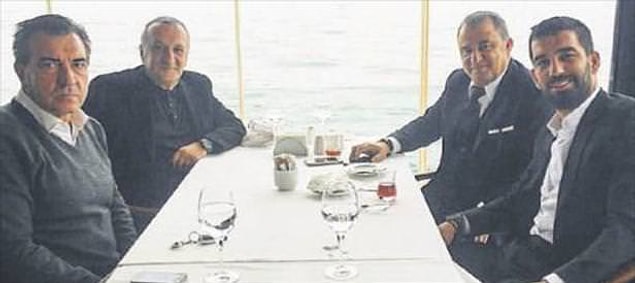 Mehmet Ağar'ın, Terim Galatasaray'ın başına ilk geldiğinde transfer görüşmelerine beraber gittikleri ve Ağar'ın idmanları Florya'da balkondan izlediği söyleniyor.