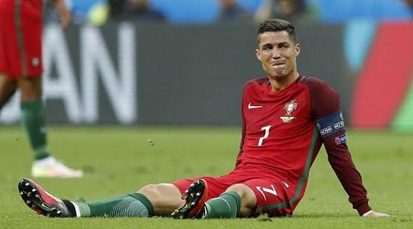2. Ronaldo 25. dakikada sakatlanıp oyundan çıkarken göz yaşlarına hakim olamadı.