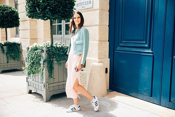 7. Спортивная обувь продолжает органично смотреться с платьями и юбками.