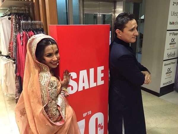 А вообще, пара славится всякими причудами. Например, сразу после свадьбы ребята отправились на распродажу Манго, где Хума, увы, не смогла толком ничего примерить из-за свадебного наряда.