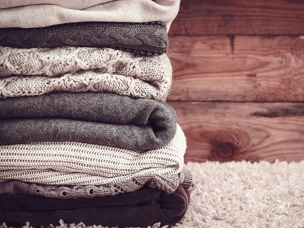 7. Складывайте свитера стопочкой и храните в шкафу: вешалки их портят и растягивают.