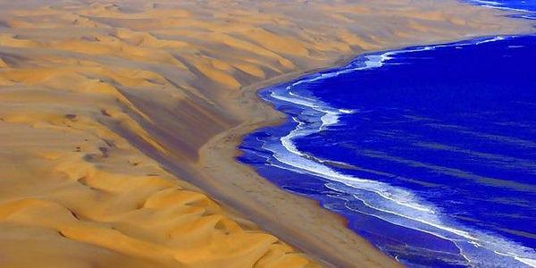 8. Namib çölünün denize kıyısı var