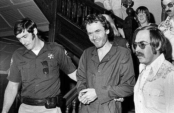 3. Ted Bundy, kurbanlarının kestiği kafalarını apartmanında sergiledi.