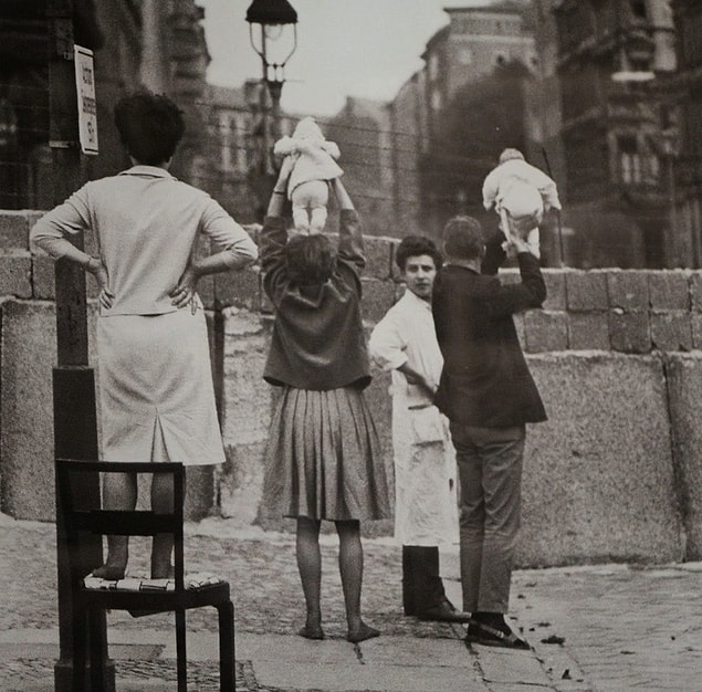 1. Batı Berlin'de bulunan bir aile Doğu Berlin'de bulunan büyükbaba ve büyükannesine aradaki duvar üzerinden çocuklarını gösteriyor, 9 Mayıs 1961.