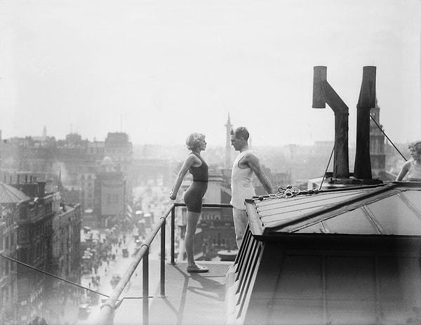 2. Londra'da bir çatıda bir eğitmen genç bir kadına germe egzersizlerini öğretiyor, 1933.