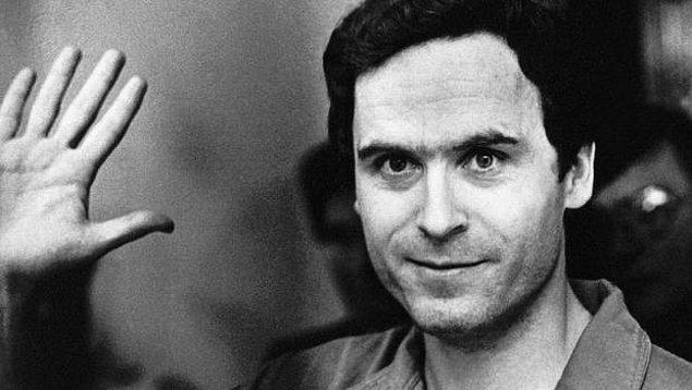14. Ted Bundy, kurbanlarının cesetlerini fotoğrafladı ve bu fotoğrafları sakladı.