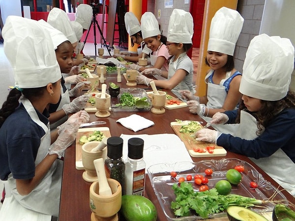 13. Исследования подтверждают, что благодаря правильному питанию улучшается сон.