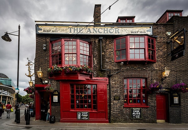 25. На крыше паба в Англии