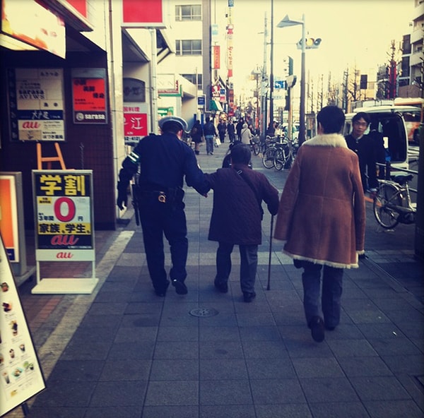 14. Японский офицер помогает бабушке