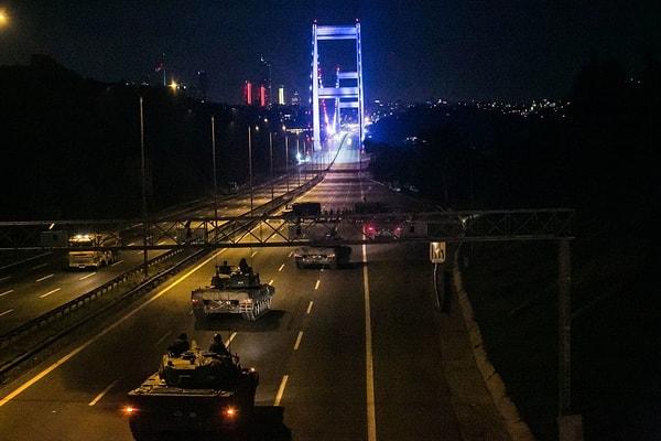 1. Tanklar Fatih Sultan Mehmet Köprüsü üzerinden geçerken.