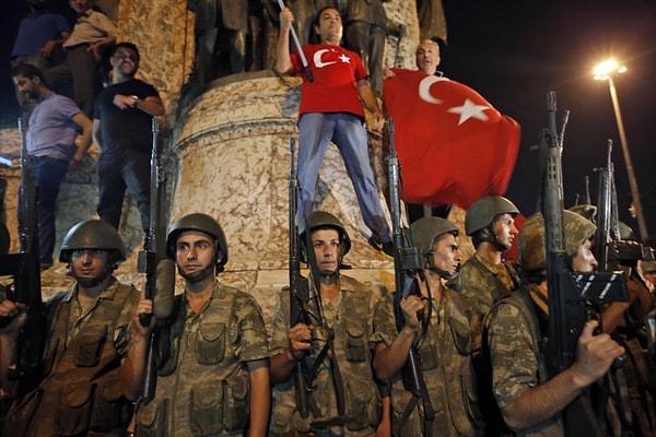 7. Protestocular ve askerler Taksim Meydanı'nda aynı karede...