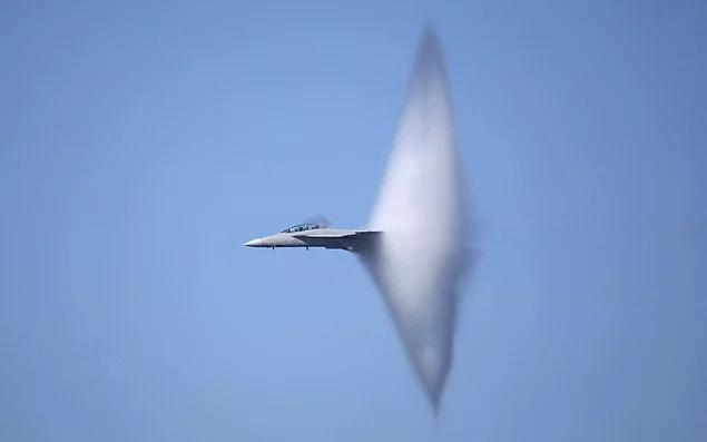 Örneğin F-16'lar, ses hızından daha hızlı uçabildikleri için sonik patlama meydana getiriyorlar.