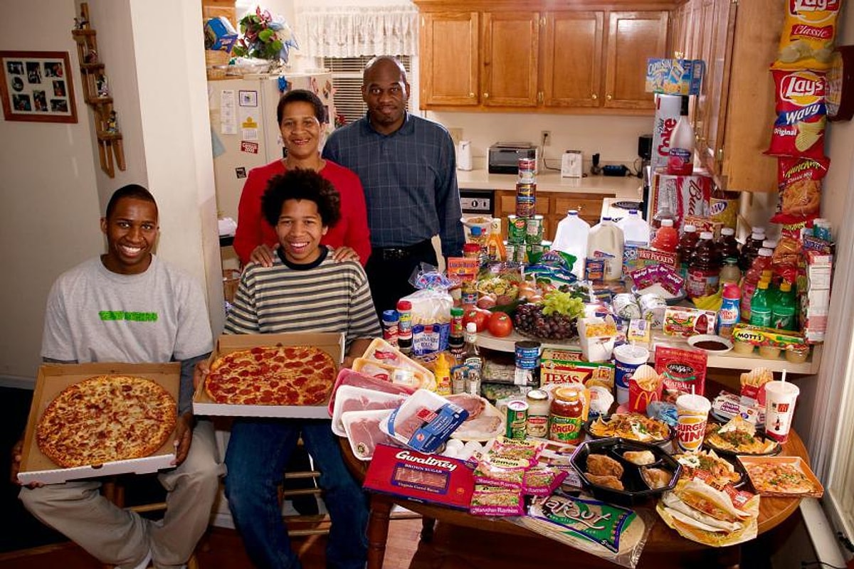 27 Dramatic Photos Showing What Families Eat In A Week...