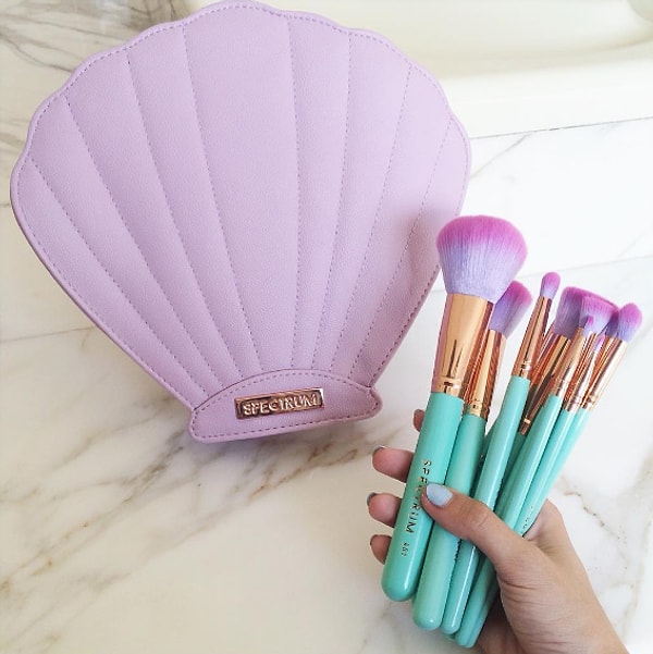 1. Набор кисточек для макияжа в чехле-ракушке