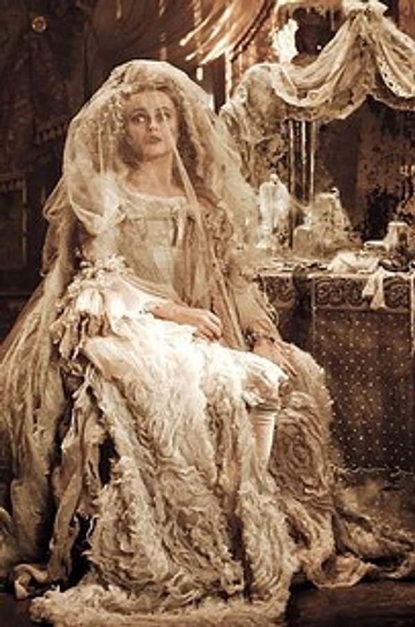 13. Этот несколько призрачный наряд навеян образом мисс Хэвишем из "Больших надежд"