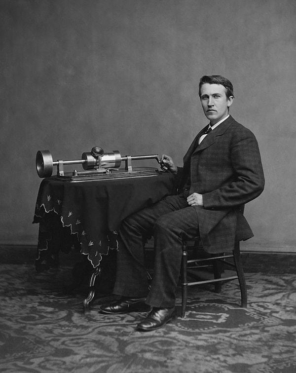 16. Tarihteki ilk ses kaydı 1860 yılında, ses dalgalarının gaz lambasının isiyle karartılmış kâğıda işlenmesiyle oluşturulan bir Fransız halk şarkısıydı.