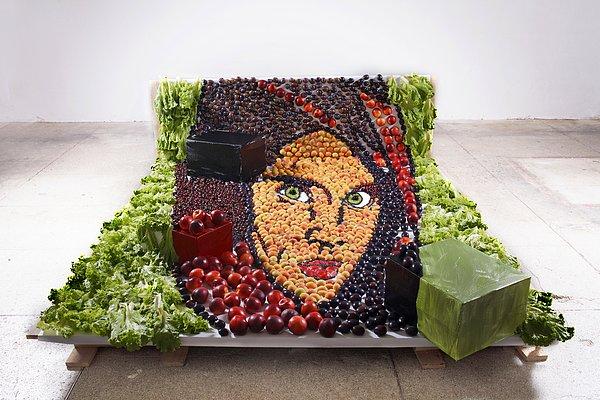 Bir başka portre de fotoğraf sanatçısı Steve McCurry'nin çektiği bir Afgan kızının ünlü fotoğrafı. Taze meyve sebze ile yapılan bu eserdeki yiyecek ürünlerinin tamamı 'Maisto' adlı bir STK'ya bağışlanmış.