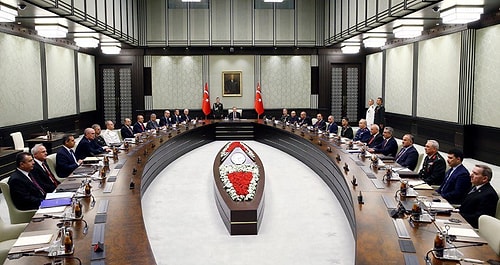4- 15 Temmuz'da 16.30 sıralarında yarbay olduğunu söyleyen sivil giyimli kişiyi aracına alıyor