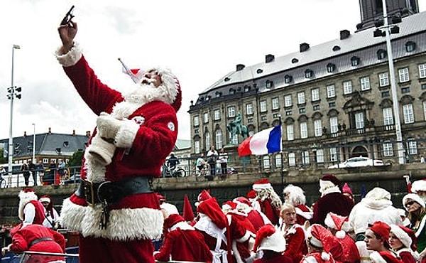 10. Yüzden fazla Noel Baba ve elf kostümündeki kişi yine Danimarka'nın başkenti Kopenhag'da toplanmış.