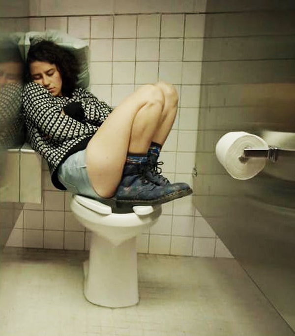 13. Иногда тебе так хочется спать, что ты сбегаешь в офисный туалет и досыпаешь там положенные тебе часы