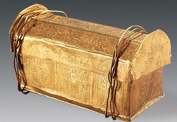 Bu altın sandığın üstü ise lotus desenleriyle, anka kuşu ve kılıç kuşanmış tanrı tasvirleriyle bezenmiş.