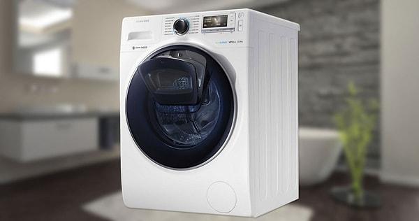 13. Çamaşırları makineye koyup çalıştırdıktan sonra birkaç kirlinin daha olduğunu fark edenler için tasarlanmış bu çamaşır makinesine, küçük kapağı sayesinde yıkama esnasında fazladan çamaşır koyabiliyorsunuz.