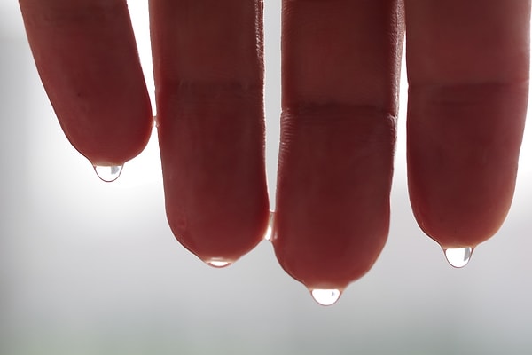 8. Липкие руки