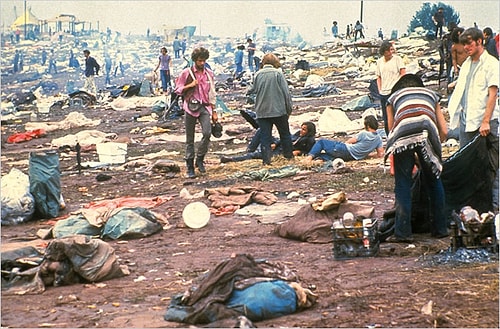 Woodstock festivalinin bitiminde, festival alanına temizlik için buldozer ve kepçeler girdi.