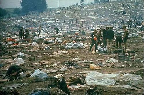 Woodstock festivalinin bitiminde, festival alanına temizlik için buldozer ve kepçeler girdi.