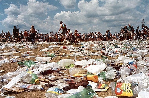 Woodstock festivalinin bitiminde, festival alanına temizlik için buldozer ve kepçeler girdi.