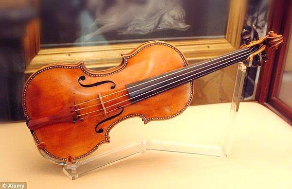 11. Dünyanın en pahalı enstrümanı, 2001 yılında 15.9 milyon dolara satılan bir Stradivarius kemandır.