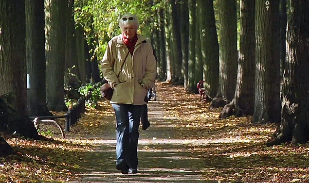 Burada Heidemarie’nin ilk idrak ettiği şeylerden biri, sokaklarda ne kadar çok evsiz insan olduğu olur.