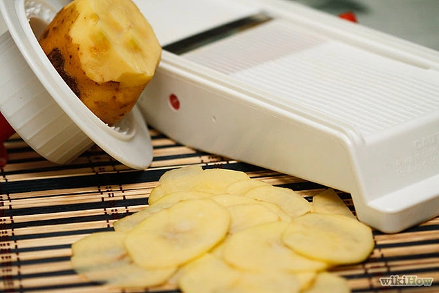 İngiltere’deki cips üreticilerine tek tek başvurup bu işe nasıl başladıklarını öğrenmek istemiş.