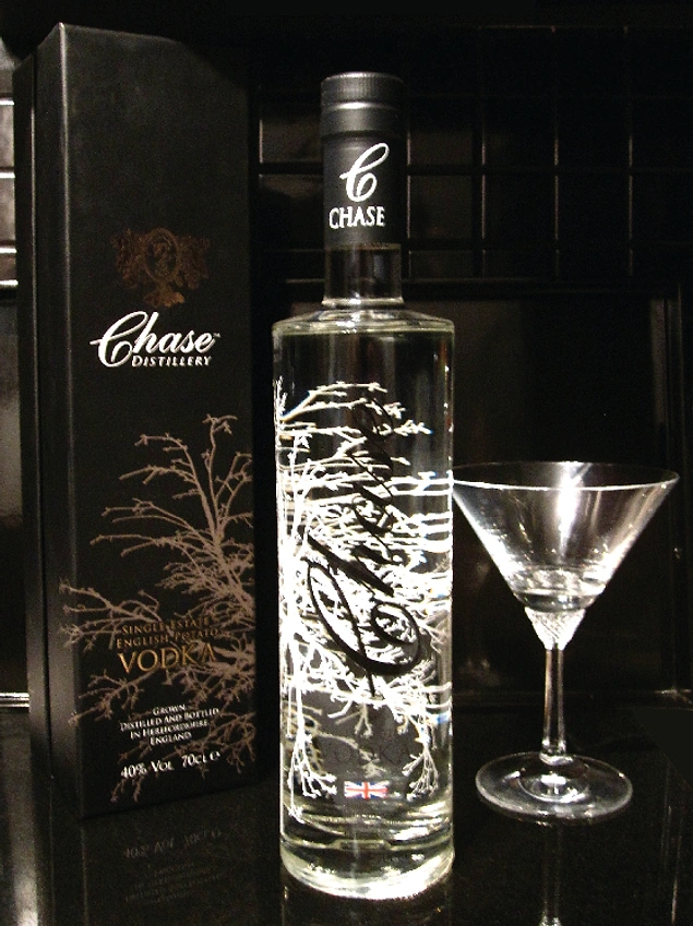 Artık para sorunu da kalmayan Chase, hemen damıtma makinelerini alıp Chase Vodka üretimine başlamış.