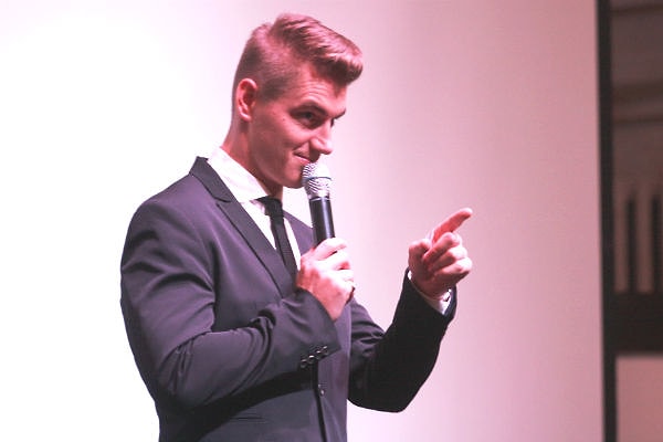 4. Порадовала зрителей и девушка по имени Ксюша, которая прислала ему записку, в которой пожаловалась, что Петербург в последнее время ассоциируется с песней Сергея Шнурова «В Питере – пить», при этом, по мнению Ксении «Петербург – самый романтичный город России». А далее последовал необычный вопрос: «Как вы на счет того, чтобы заняться любовью в нашем городе?» После продолжительного смеха в зале, Воробьев сделался серьезным и неожиданно для всех разоткровенничался: