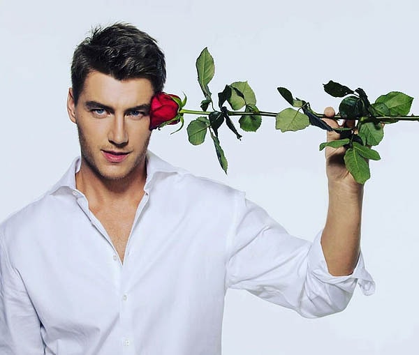 3. Одна из девушек даже подарила ему красную розу – символ шоу «Холостяк».