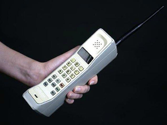 2. 1983 yılında ABD'de üretilen ilk cep telefonları, 4,000 $'dan satışa sunulmuştur.