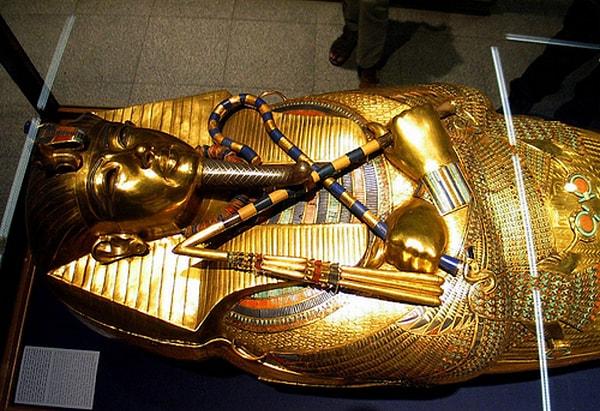 12. Tutankhamun'un mumyası haricinde mezardan çıkarılanlar halen Kahire müzesinde sergilenmektedir.