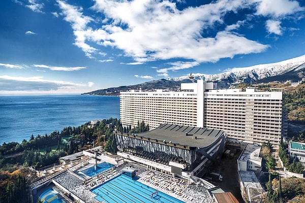 3. И уже на следующий день Волочкову заметили на территории отеля "Ялта-Интурист" вместе со съёмочной группой.