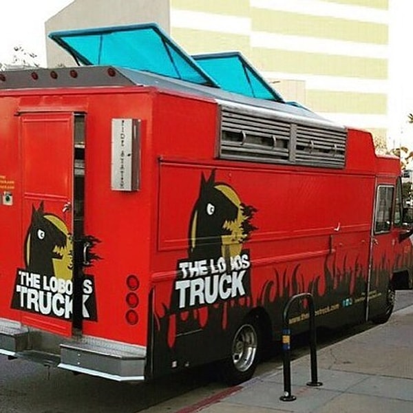 1. Основной плюс таких фургонов заключается в том, что они всегда находятся в непосредственной близости. А значит вам не надо далеко ходить: перекусил и пошел.