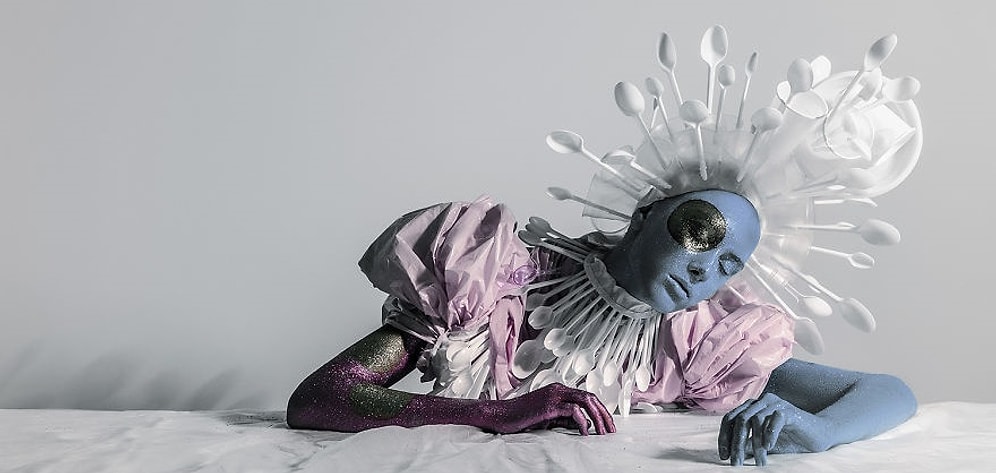 Переработка отходов в искусство: проект русского фотографа и визажиста