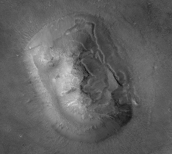 Mars Yüzeyindeki İnsan Yüzü